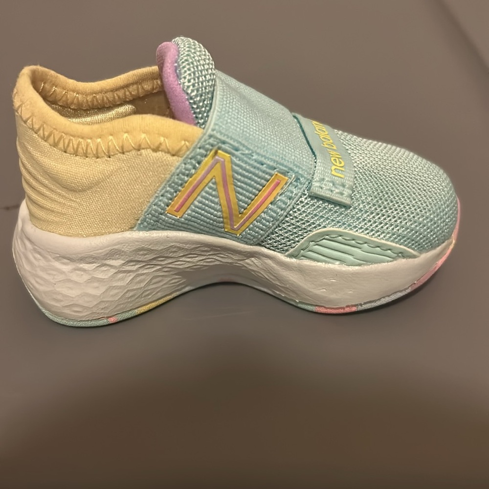 Baby girl New Balance sneakers size 2 - Picture 3 of 4